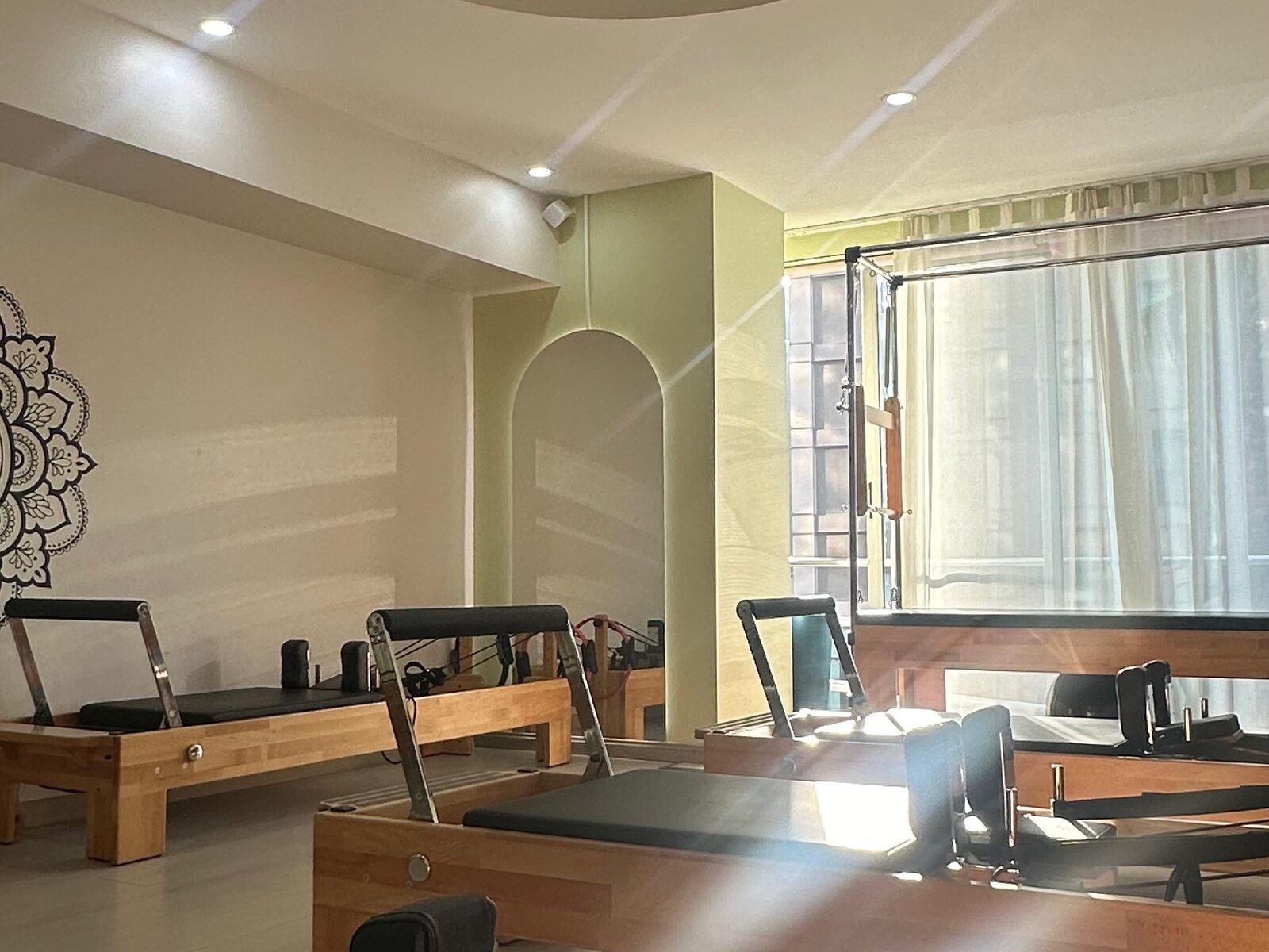 Küçük grup pilates için hazırlanmış stüdyo